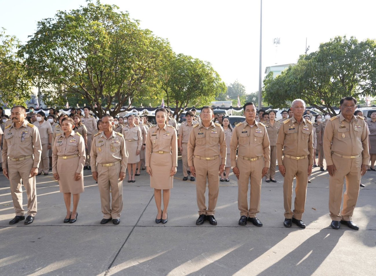 เทศบาลนครอ้อมน้อย จัดกิจกรรมเข้าแถวเคารพธงชาติ สวดมนต์ และร้องเพลงสรรเสริญพระบารมี เพื่อเสริมสร้างความจงรักภักดีต่อสถาบันชาติ ศาสนา และพระมหากษัตริย์