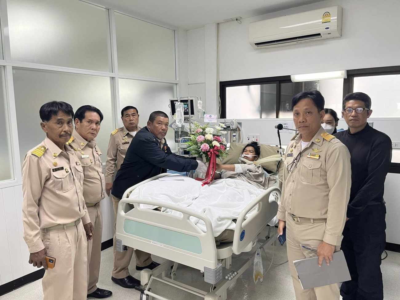 เทศบาลนครอ้อมน้อย เข้าเยี่ยมและให้กำลังใจผู้บาดเจ็บ 2 ราย ที่พักรักษาตัวจากเหตุเพลิงไหม้อาคารพาณิชย์ ณ โรงพยาบาลวิชัยเวช อินเตอร์เนชั่นแนล อ้อมน้อย