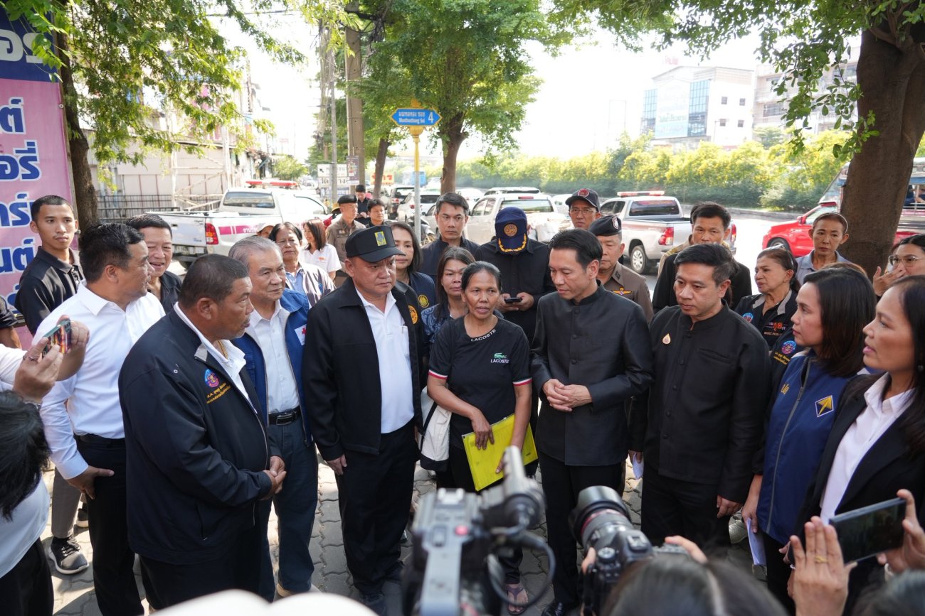 เทศบาลนครอ้อมน้อย ลงพื้นที่มอบเงินและสิ่งของช่วยเหลือแก่ผู้ประสบเหตุเพลิงไหม้อาคารพาณิชย์ บริเวณมณฑลทอง ซอย 4 ริมถนนพุทธมณฑลสาย 4 ทั้ง 2 ครอบครัว