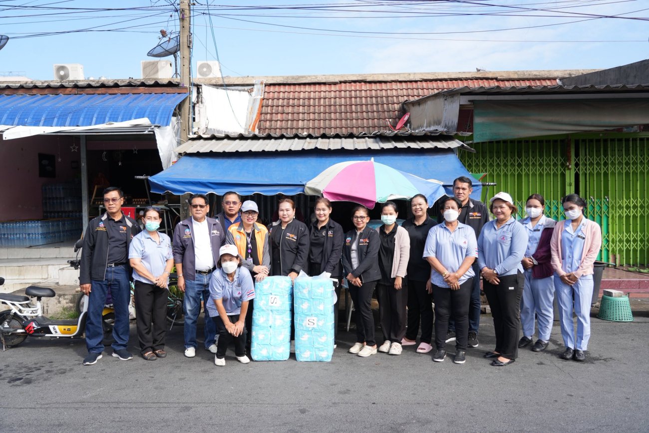 เทศบาลนครอ้อมน้อย  ลงพื้นที่มอบผ้าอ้อมผู้ใหญ่ แก่ผู้ป่วยที่มีภาวะพึ่งพิงและผู้ป่วยติดเตียง ณ ชุมชนหมู่บ้านสินสมบูรณ์ จำนวน 2 ราย