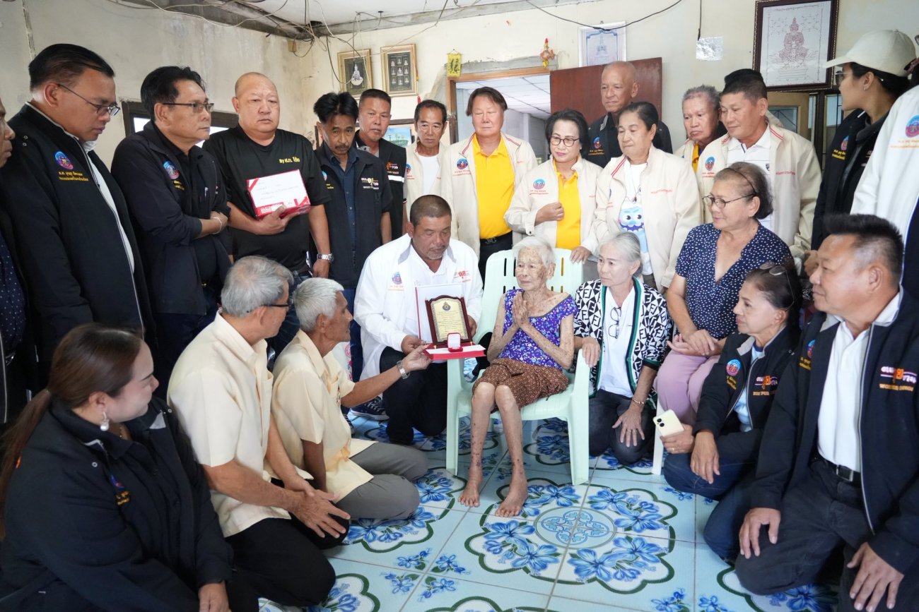 เทศบาลนครอ้อมน้อย  ลงพื้นที่ร่วมกับ สมาคมสภาผู้สูงอายุแห่งประเทศไทยฯ เพื่อมอบโล่ผู้สูงอายุที่มีอายุครบ 100 ปี ในตำบลอ้อมน้อย จำนวน 2 ราย