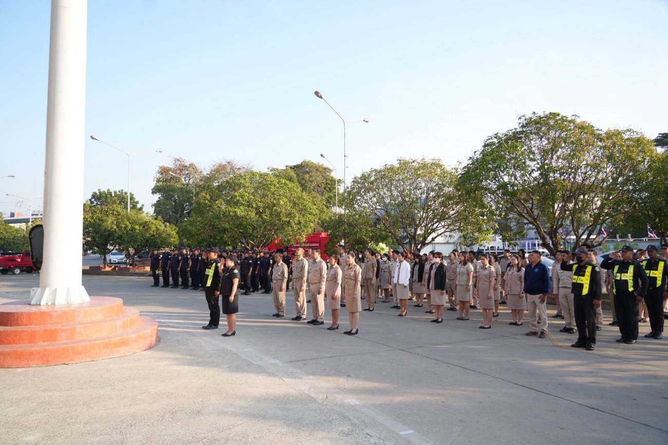 เทศบาลนครอ้อมน้อย จัดกิจกรรมเข้าแถวเคารพธงชาติ สวดมนต์ และร้องเพลงสรรเสริญพระบารมี เพื่อเสริมสร้างความจงรักภักดีต่อสถาบันชาติ ศาสนา และพระมหากษัตริย์