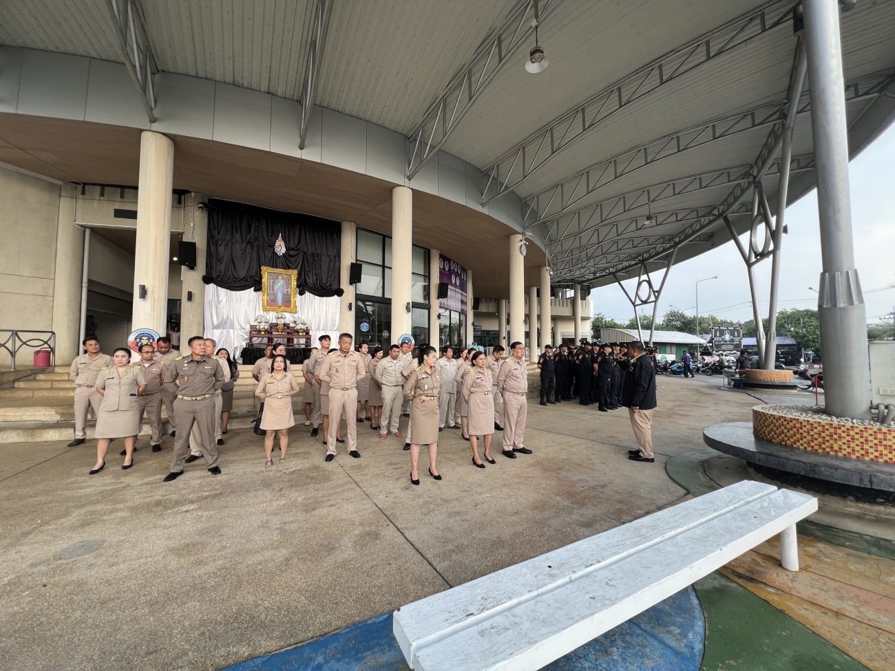 เทศบาลนครอ้อมน้อย จัดกิจกรรมเข้าแถวเคารพธงชาติ สวดมนต์ และร้องเพลงสรรเสริญพระบารมี เพื่อเสริมสร้างความจงรักภักดีต่อสถาบันชาติ ศาสนา และพระมหากษัตริย์