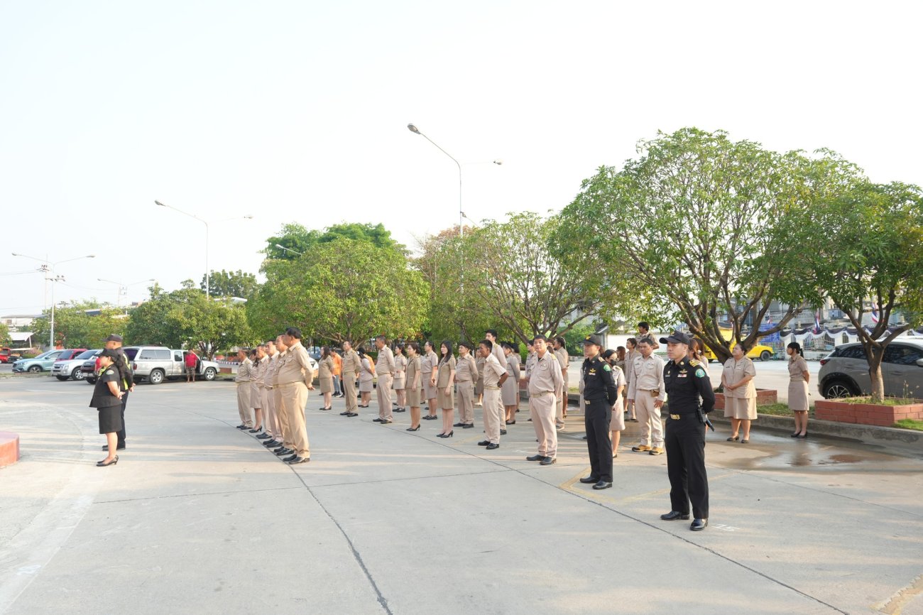 เทศบาลนครอ้อมน้อย จัดกิจกรรมเข้าแถวเคารพธงชาติ สวดมนต์ และร้องเพลงสรรเสริญพระบารมี เพื่อเสริมสร้างความจงรักภักดีต่อสถาบันชาติ ศาสนา และพระมหากษัตริย์