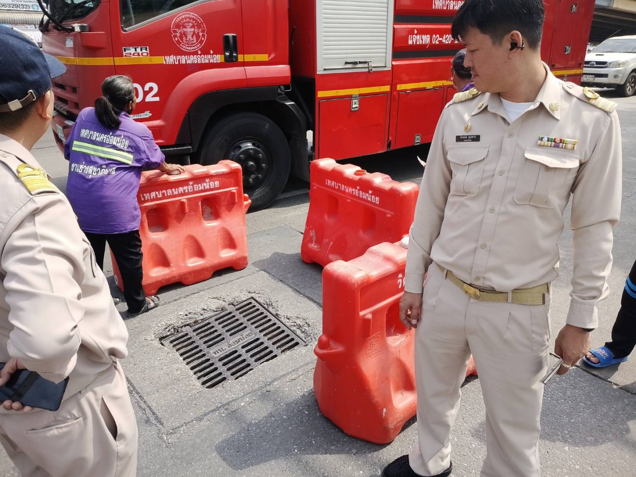 เทศบาลนครอ้อมน้อย  ลงพื้นที่ซ่อมแซมฝาท่อระบายน้ำและพื้นผิวจราจร บริเวณริมถนนเพชรเกษมหน้าห้างไทวัสดุ อ้อมน้อย