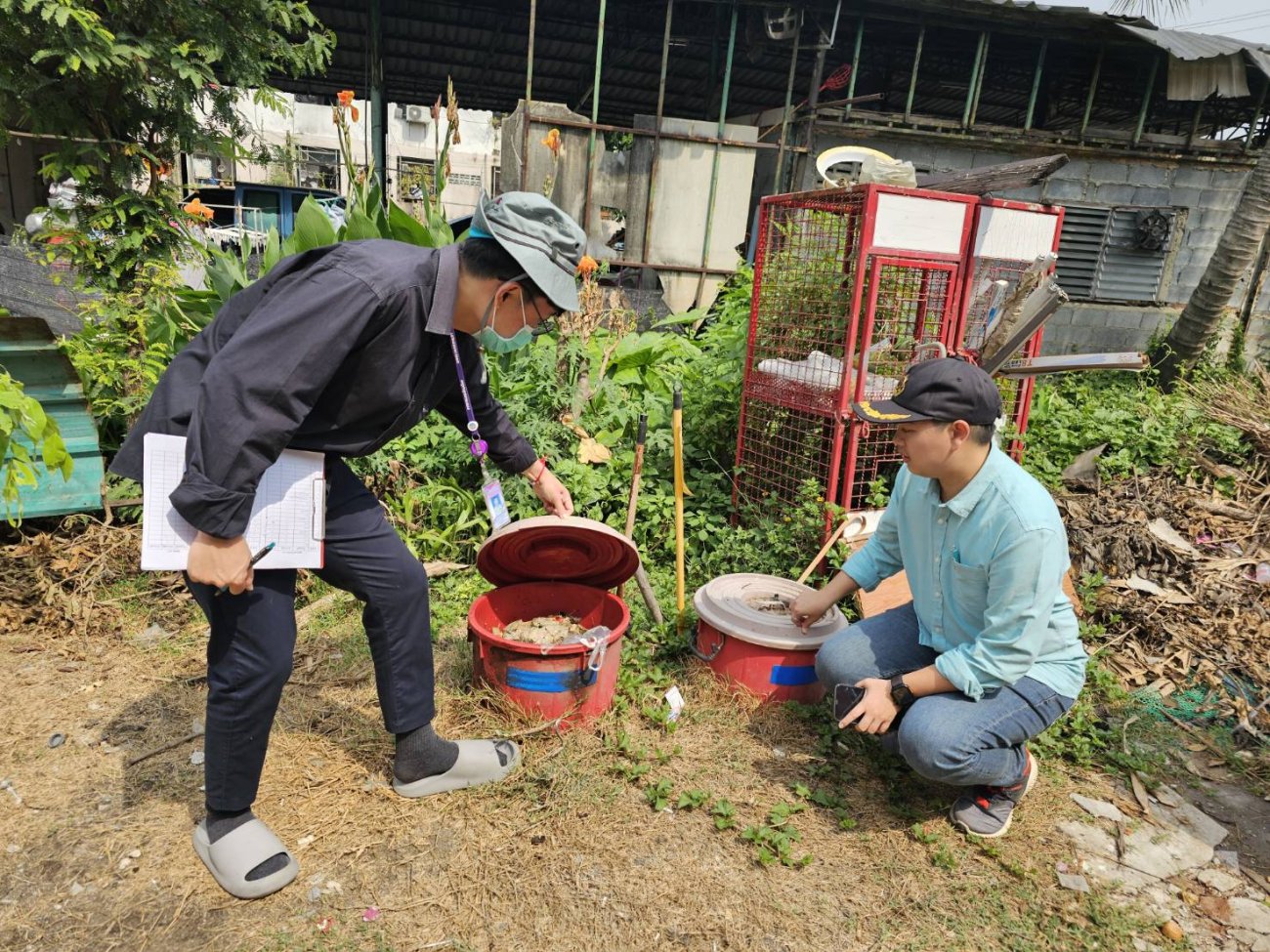 นายบุญชู นิลถนอม นายกเทศมนตรีนครอ้อมน้อย มอบหมายงานรักษาความสะอาด กองสาธารณสุขและสิ่งแวดล้อม ลงพื้นที่ติดตามการขับเคลื่อนแผนปฏิบัติการเชิงกลยุทธ์แนวใหม่ RE-X-RAY โครงการถังขยะเปียก ลดโลกร้อน เพื่อบรรลุเป้าหมายการปล่อยก๊าซเรือนกระจกสุทธิเป็นศูนย์