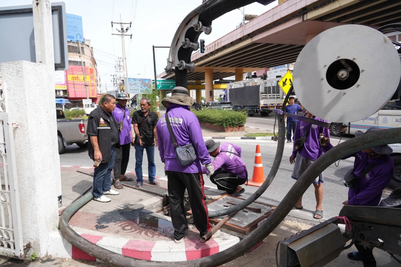 เทศบาลนครอ้อมน้อย ลงพื้นที่ตรวจสอบปัญหาน้ำท่วมขังและท่อระบายน้ำอุดตัน บริเวณผิวจราจรตั้งแต่ช่วงหน้าห้างไทวัสดุ สาขาอ้อมน้อย ไปจนถึงสี่แยกอ้อมน้อย