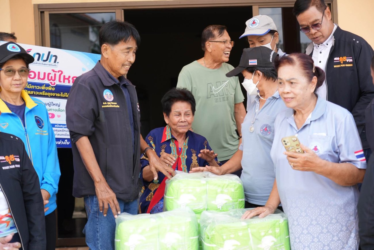 เทศบาลนครอ้อมน้อย ลงพื้นที่มอบผ้าอ้อมผู้ใหญ่ แก่ผู้ป่วยที่มีภาวะพึ่งพิงและผู้ป่วยติดเตียง