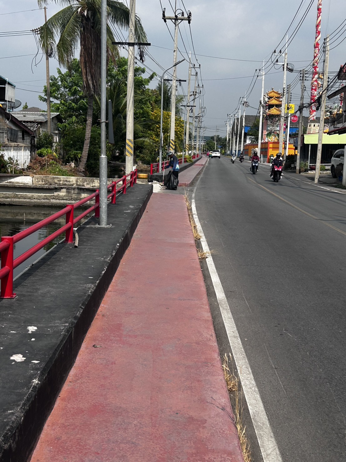ปัดกวาด ซ่อมสร้าง สว่างทั่วท่าไม้! อบต. ท่าไม้ ลงพื้นที่ลุยงาน 3 จุดสำคัญวันนี้
